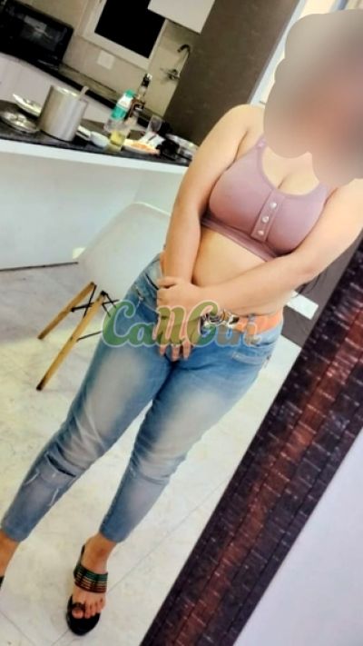 Varsha, call girl in Anand Vihar
